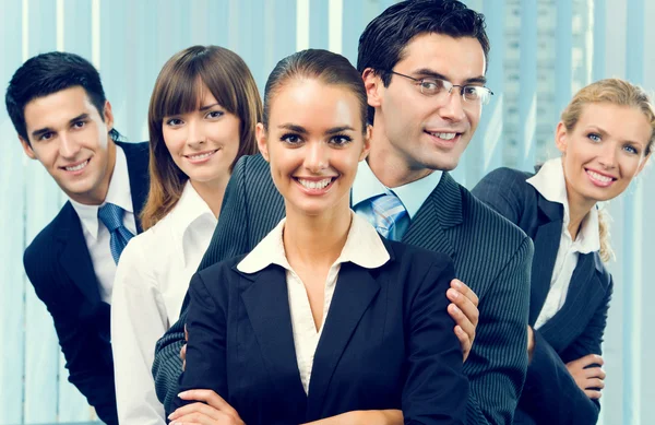 Porträtt av glad framgångsrikt företag teamet på kontoret — Stockfoto