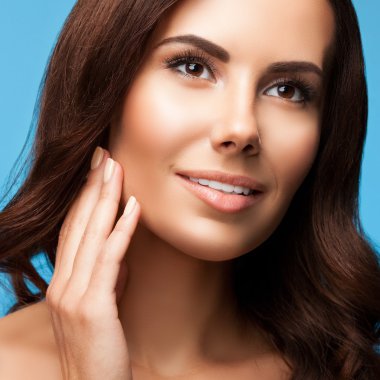 kadın çıplak omuzlarına mavi ile arama