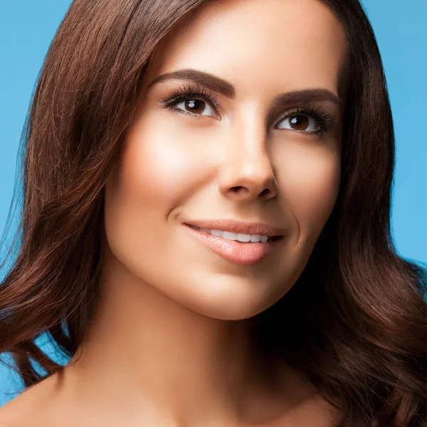 Young woman looking up, with naked shoulders, on blue — Stock Photo, Image