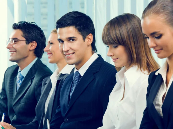 Retrato del hombre de negocios en la conferencia. Concéntrate en el hombre mirando c — Foto de Stock