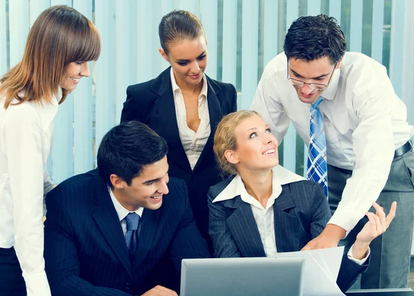 Erfolgreiches Business-Team im Büro — Stockfoto