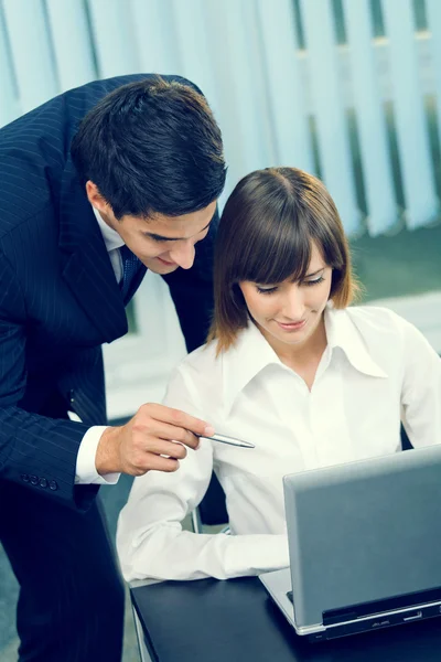 Zwei Geschäftsleute arbeiten im Büro zusammen — Stockfoto