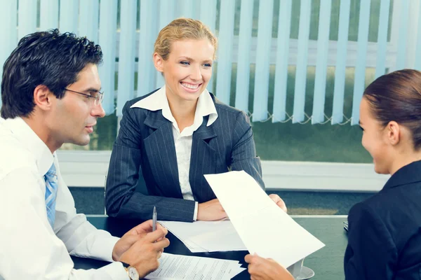 Equipo de negocios exitoso trabajando juntos en la oficina — Foto de Stock