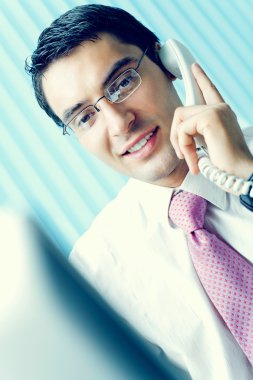 işadamı ile telefon ve ofis dizüstü