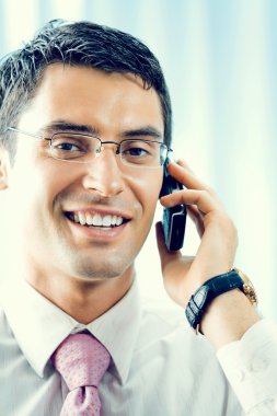 cep telefonu üzerinde gülümseyen iş adamı