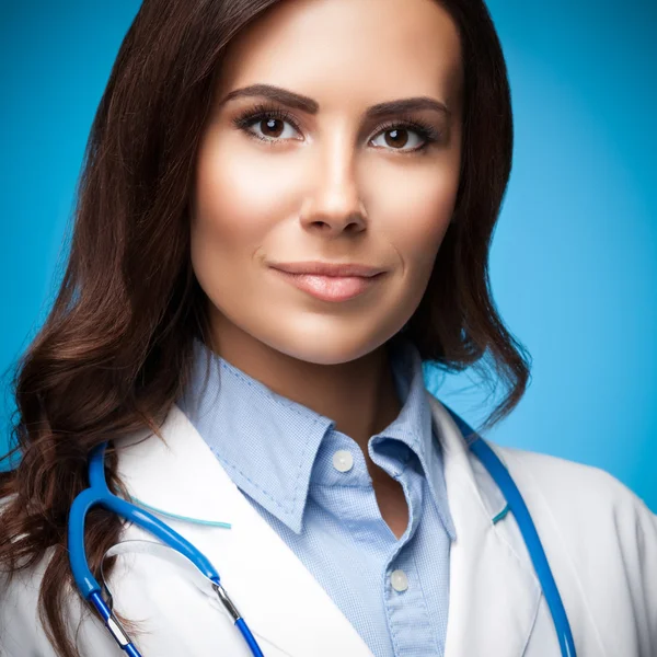 Giovane medico donna, su blu — Foto Stock