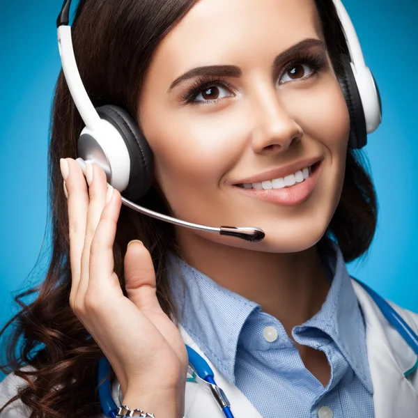 Médico sorridente feliz no fone de ouvido, em azul — Fotografia de Stock