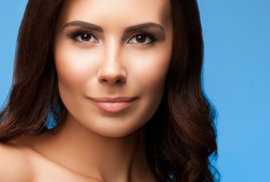 mavi güzel gülümseyen kadın