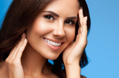 mavi güzel gülümseyen kadın