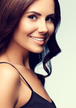 Gülümseyen genç kadın