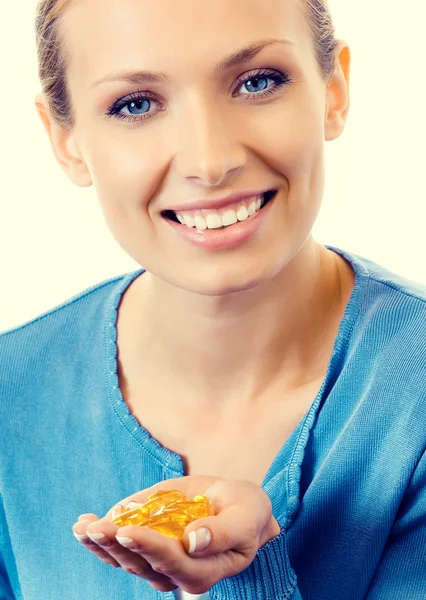 Mujer rubia sonriente con cápsulas de aceite de pescado Omega 3 —  Fotos de Stock