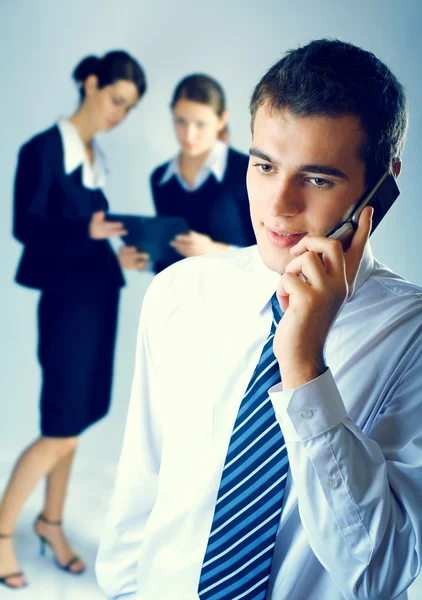 Tres jóvenes empresarios exitosos que trabajan en la oficina — Foto de Stock