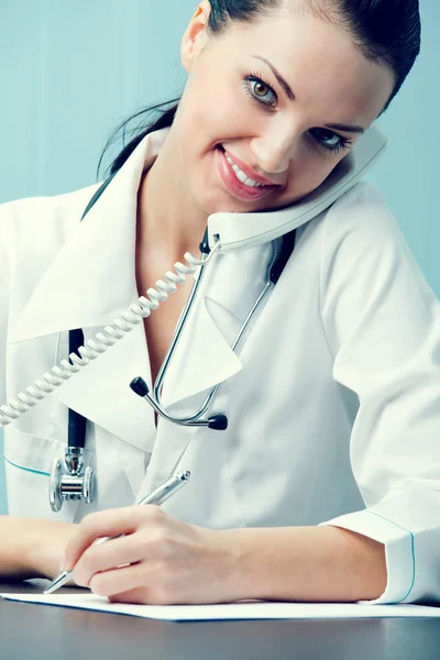 Retrato de feliz médico exitoso en el teléfono en la oficina —  Fotos de Stock