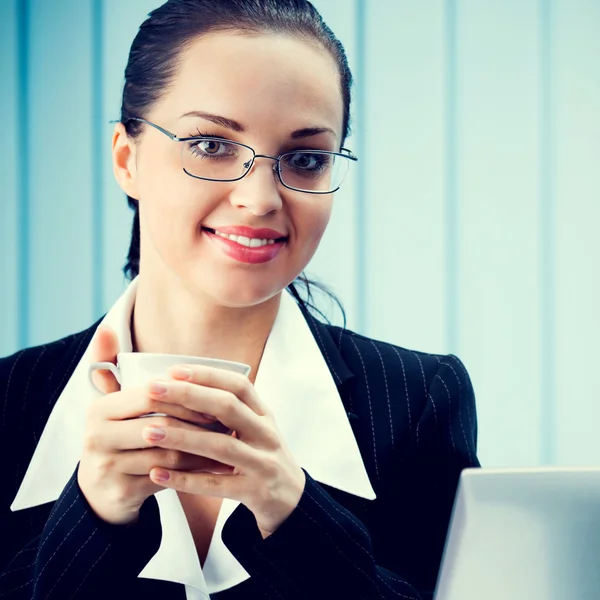 Donna d'affari con caffè in ufficio — Foto Stock