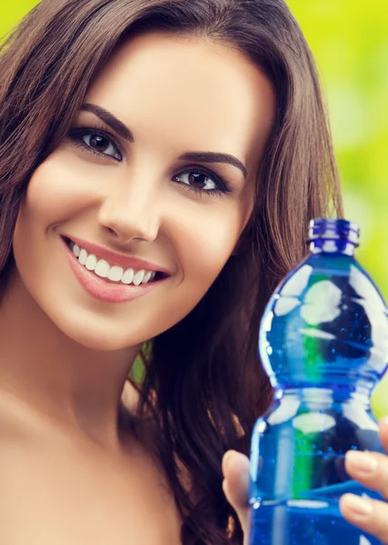 Giovane donna che mostra bottiglia d'acqua — Foto Stock