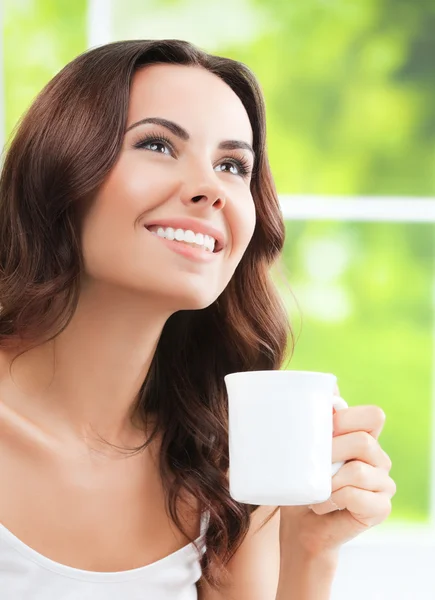 Donna che beve caffè o tè, a casa — Foto Stock