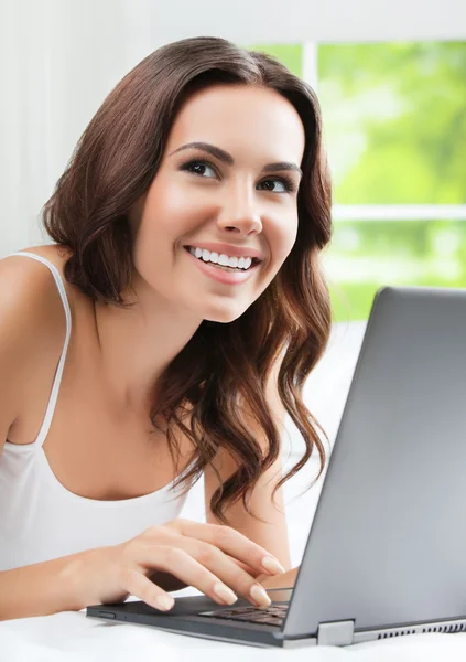 Alegre usando el ordenador portátil, en casa — Foto de Stock