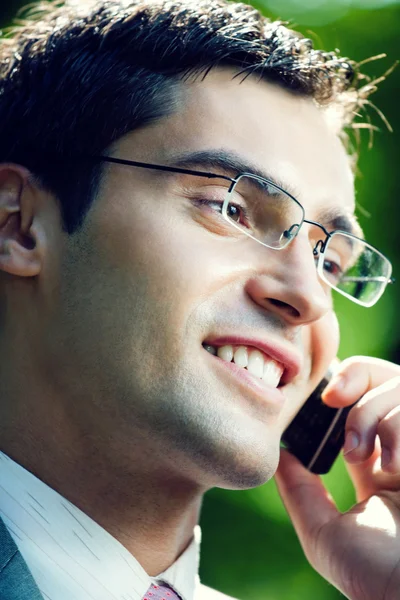 Hombre de negocios trabajando con el teléfono celular, al aire libre — Foto de Stock