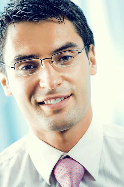 Portré, fiatal, mosolygós üzletember irodában — Stock Fotó