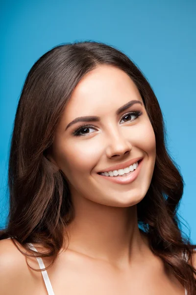 Portrait of smiling young beautiful woman — Stock Photo, Image