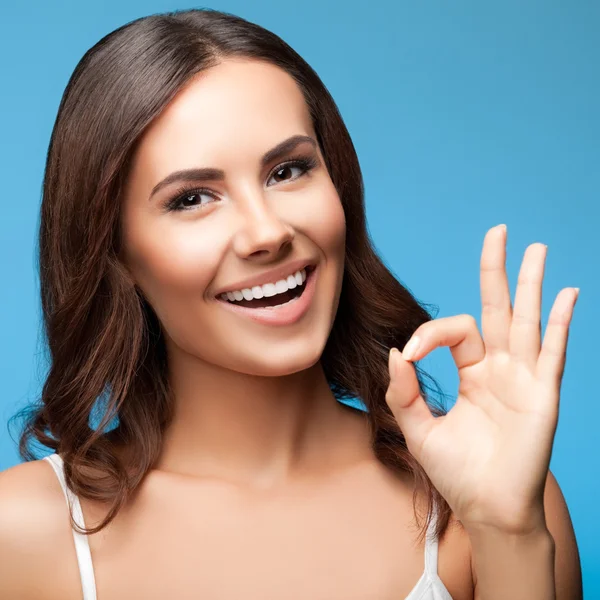 Mulher mostrando ok ou gesto de mão zero, em azul — Fotografia de Stock