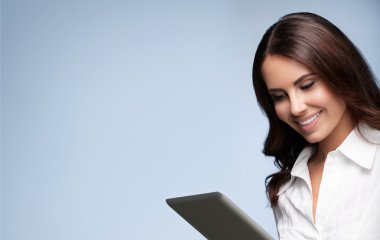 İsimsiz tablet pc, gri üzerinde kullanarak iş kadını