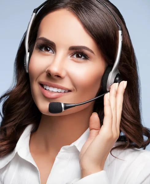 Retrato de alegre soporte operador de telefonía femenina en auriculares, un — Foto de Stock