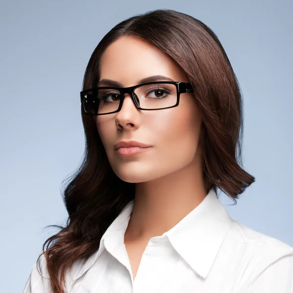 Retrato de una joven empresaria de aspecto serio en gafas — Foto de Stock