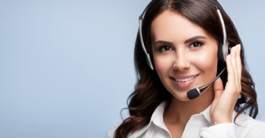 Destek kadın telefonu operatörü kulaklık gülümseyen portresi