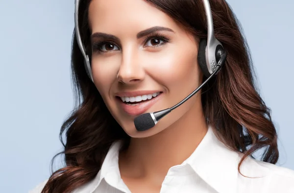 Усміхнена підтримка клієнтів оператор жіночого телефону в гарнітурі — стокове фото