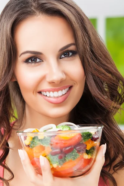 Boldog, mosolygós nő salátával, kültéri — Stock Fotó