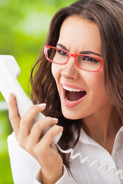 Brunette zakenvrouw of ondersteuning telefoon werknemer — Stockfoto