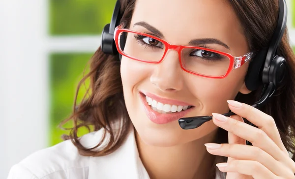 Glücklich lächelnde brünette Geschäftsfrauen, unterstützen Telefon weibliche Oper — Stockfoto