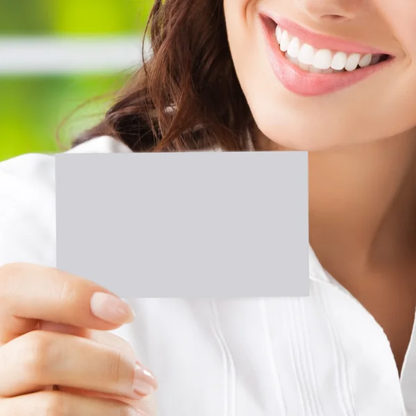 Mujer de negocios mostrando negocio en blanco o tarjeta de plástico — Foto de Stock