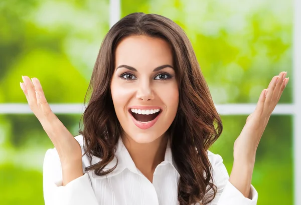 Muy feliz gesto sonriente joven morena mujer de negocios con un — Foto de Stock