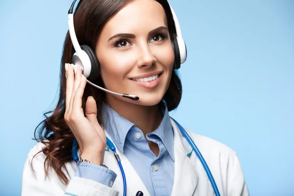 Médico sorridente feliz no fone de ouvido, em azul — Fotografia de Stock