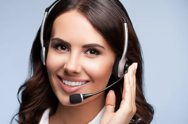 Retrato de feliz sonriente soporte al cliente operador telefónico femenino — Foto de Stock