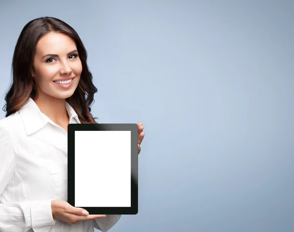 Empresária mostrando tablet pc em branco, em cinza — Fotografia de Stock