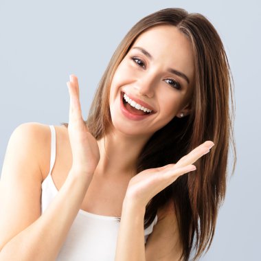 genç kadın gösteren gülümsemek