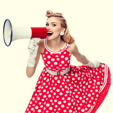 Pin-up stili kırmızı elbise giymiş megafon, tutan mutlu kadın