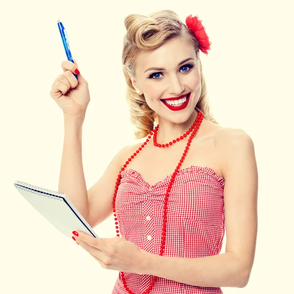 Mulher sorridente com bloco de notas, em roupas de estilo pin-up — Fotografia de Stock