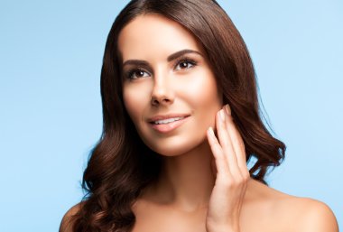 kadın çıplak omuzlarına mavi ile arama