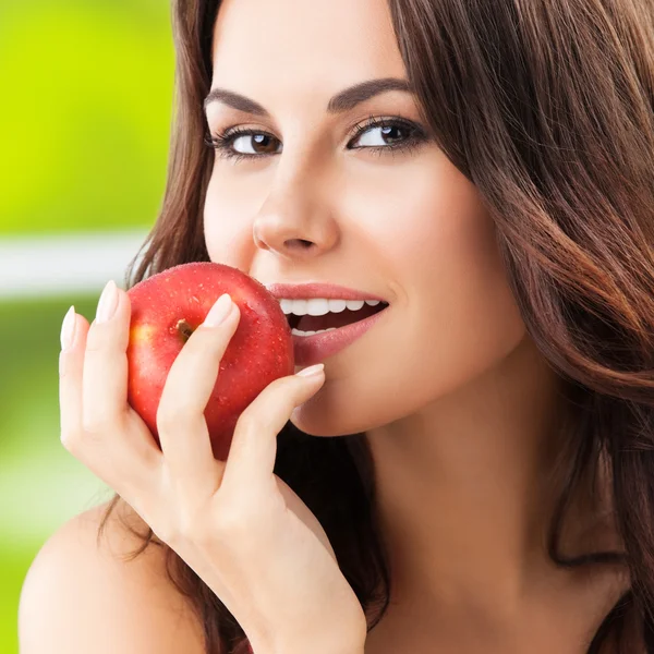 Mujer sonriente con manzana — Foto de Stock