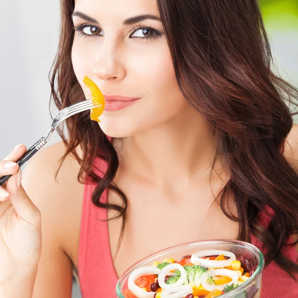 Retrato de mulher alegre comendo salada, ao ar livre — Fotografia de Stock