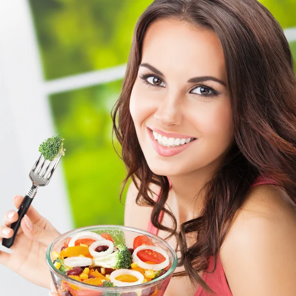Saláta, szabadtéri étkezési vidám nő portréja — Stock Fotó