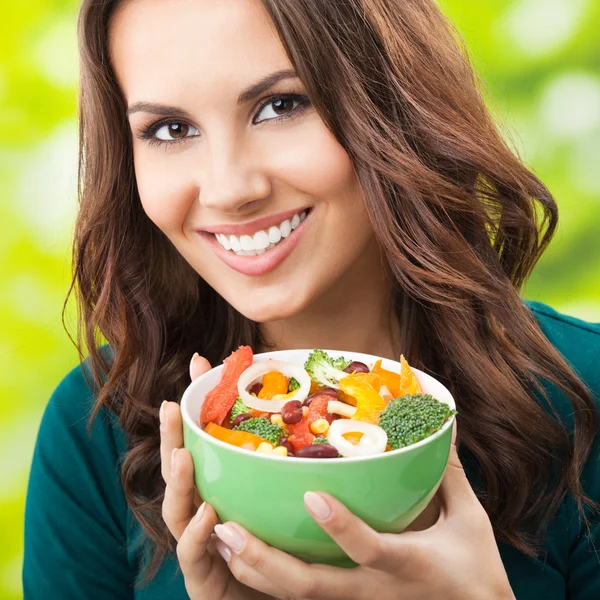 Jonge vrouw met salade, buitenshuis — Stockfoto