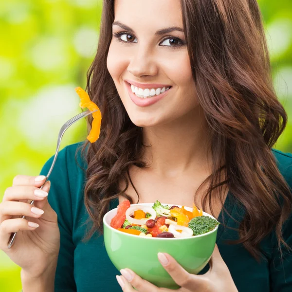 Jonge vrouw met salade, buitenshuis — Stockfoto