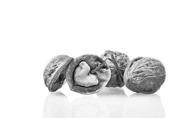 Волоські горіхи ізольовані на білому тлі — стокове фото