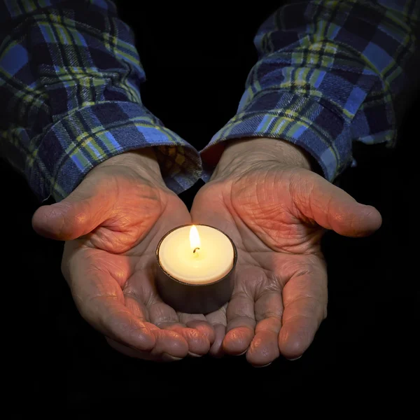 Mãos e vela — Fotografia de Stock