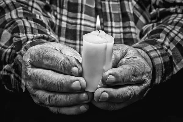 Manos y velas — Foto de Stock